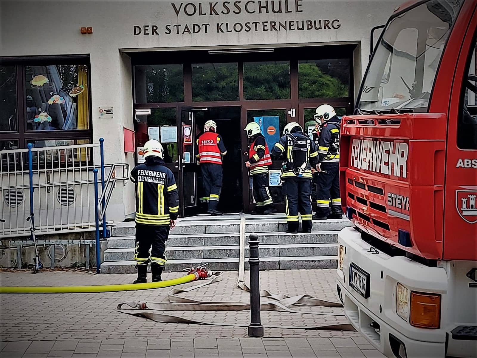 FF Klosterneuburg: Branddienstübung in Anton Brucknerschule
