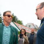 Arnold Schwarzenegger trifft die Feuerwehr