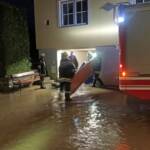 Feuerwehren verhindern Wassereintritt nach Starkregen