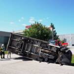 Missglücktes LKW-Wendemanöver endet im Graben