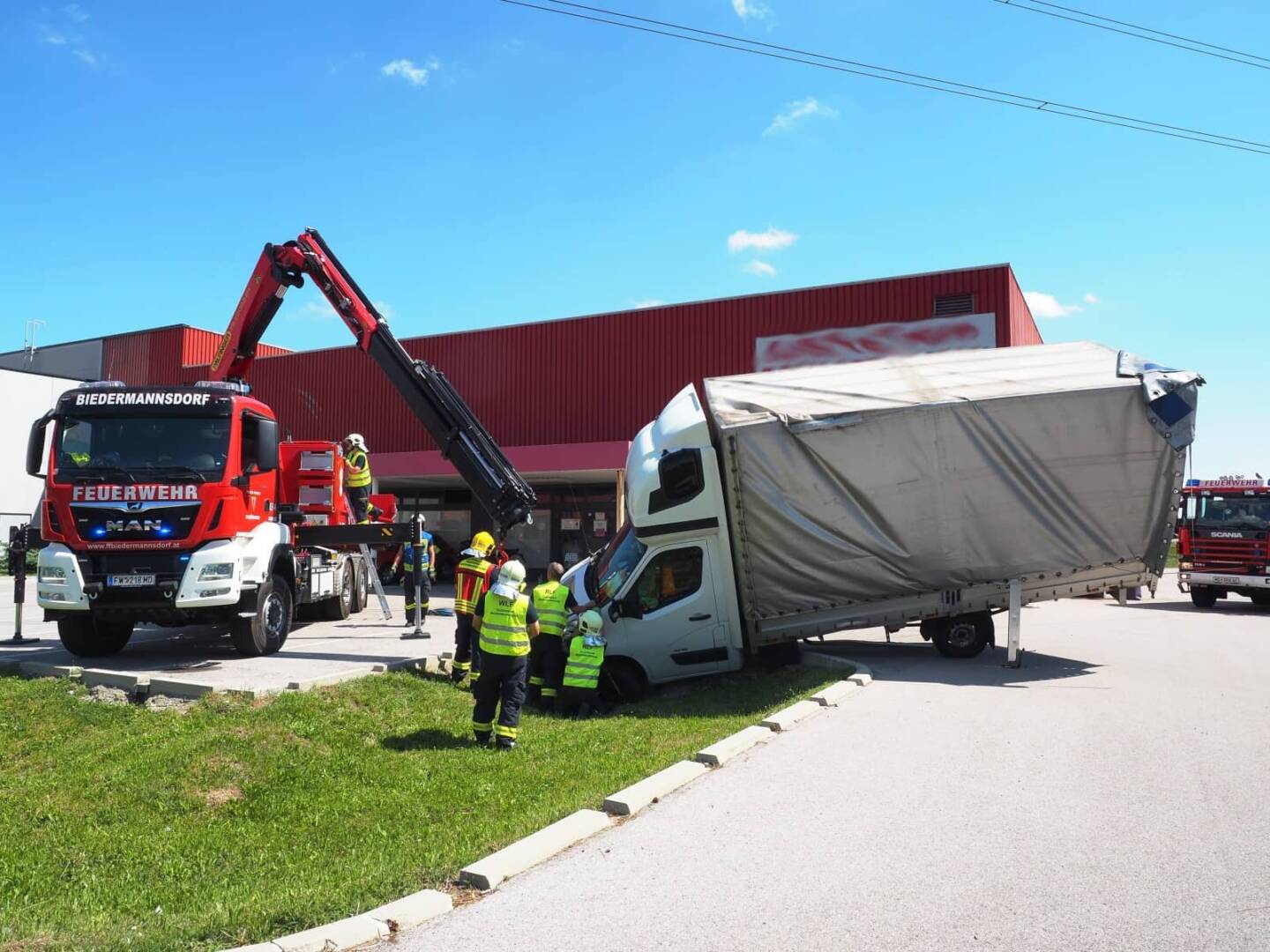 FF Biedermannsdorf: LKW-Wendemanöver endet im Graben
