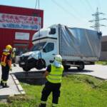 Missglücktes LKW-Wendemanöver endet im Graben