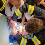 Ring von geschwollenem Finger entfernt