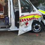 Verkehrsunfall auf B98: Rettungswagen im Einsatz kollidiert mit Holztransporter