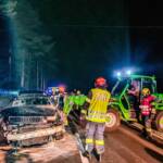 Aufräumarbeiten nach abendlichem Verkehrsunfall