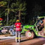 Aufräumarbeiten nach abendlichem Verkehrsunfall