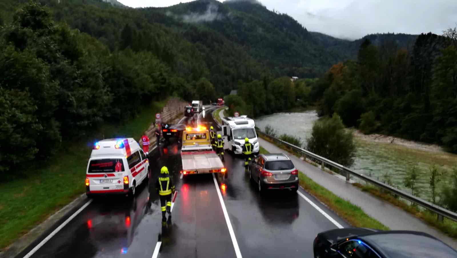 HFW Bad Ischl: Aufräumarbeiten nach Verkehrsunfall