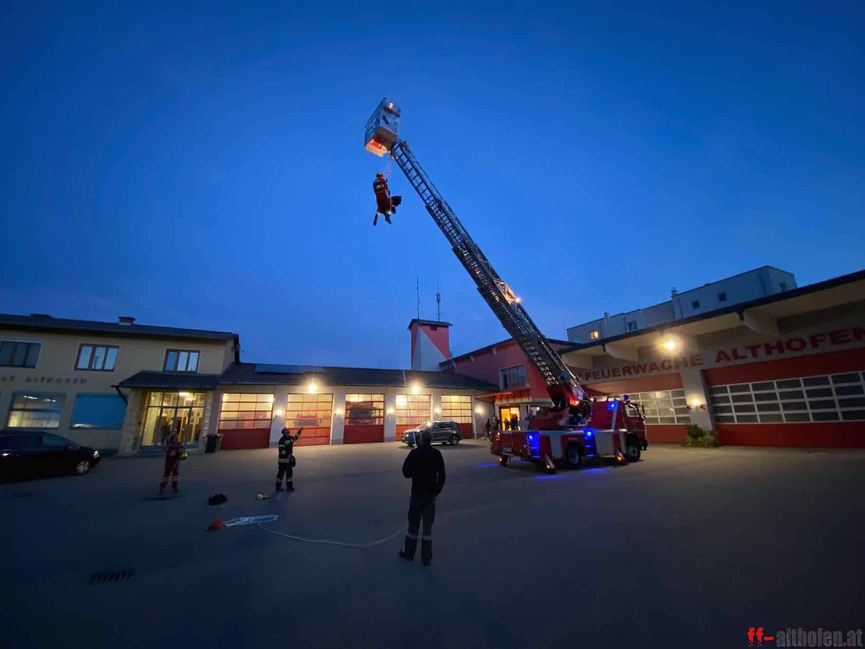 FF Althofen: Rettungshunde wurden abgeseilt