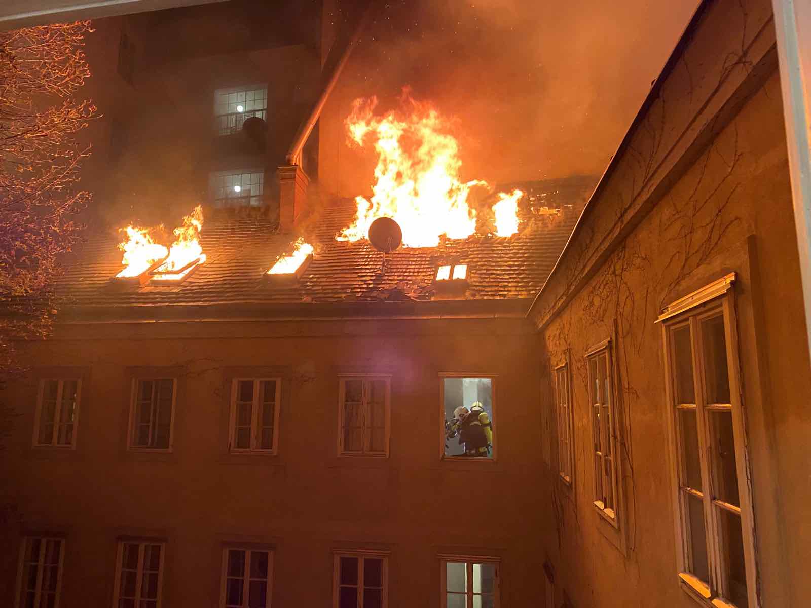 BF Wien: Dachbrand in Wien – Neubau