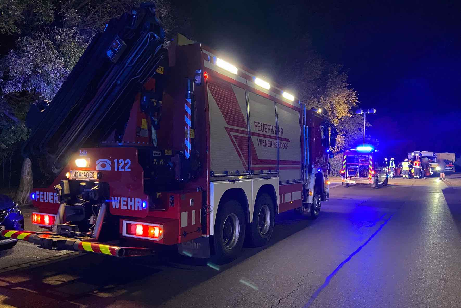 FF Wiener Neudorf: Fahrzeugbergung – PKW im Gebüsch