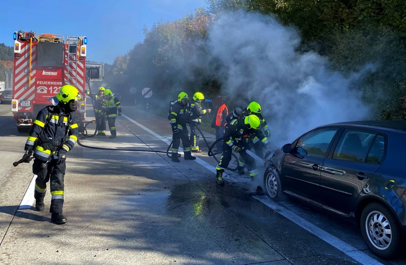 HFW Villach: PKW Brand und Verkehrsunfall fast zeitgleich
