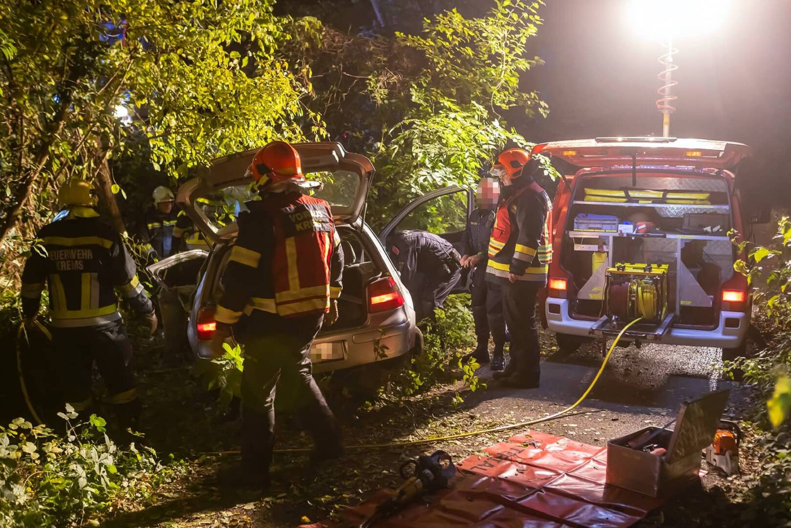 FF Krems: Tragischer Verkehrsunfall auf L114 bei Hollenburg