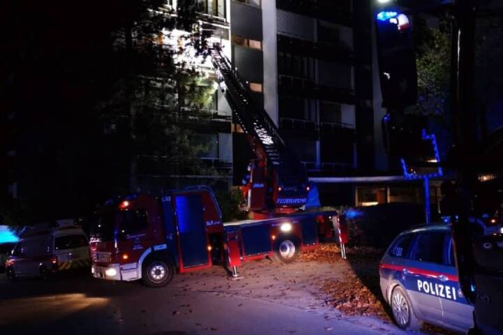 HFW Bad Ischl: Person auf Balkon verunglückt