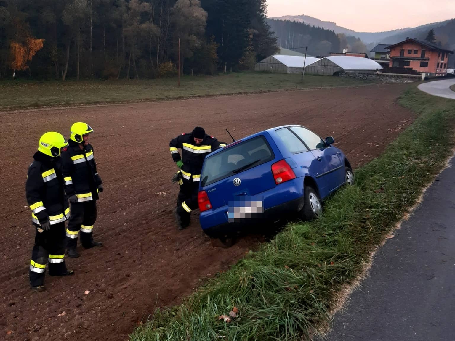 FF Krumbach: Fahrzeugbergung im Ortsteil Tiefenbach
