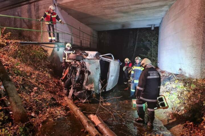 FF Weistrach: Menschenrettung aus im Bachbett liegenden Kleinbus