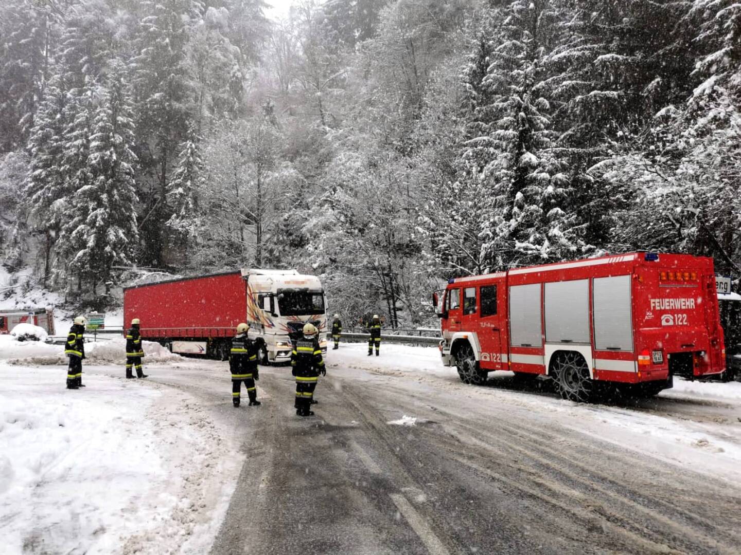 AFK Millstatt-Radenthein: Fahrzeugbergung auf der B88