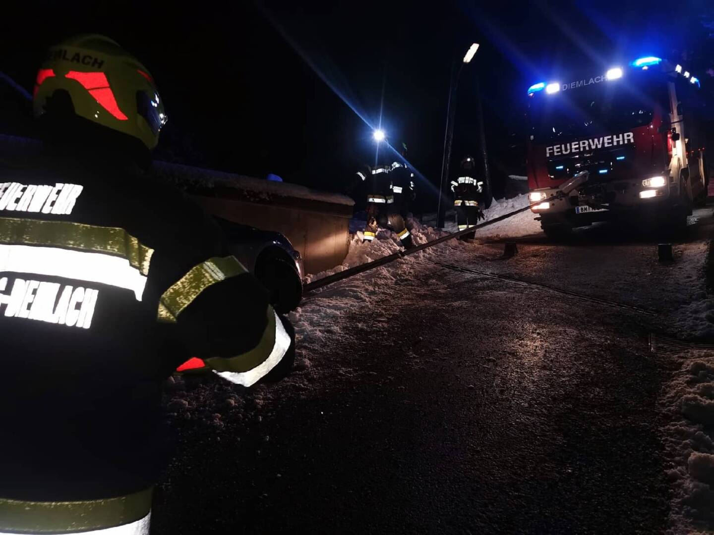 FF Kapfenberg-Diemlach: Fahrzeugbergung in der Berggasse