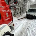 Fahrzeugbergungen wegen Schneefahrbahn
