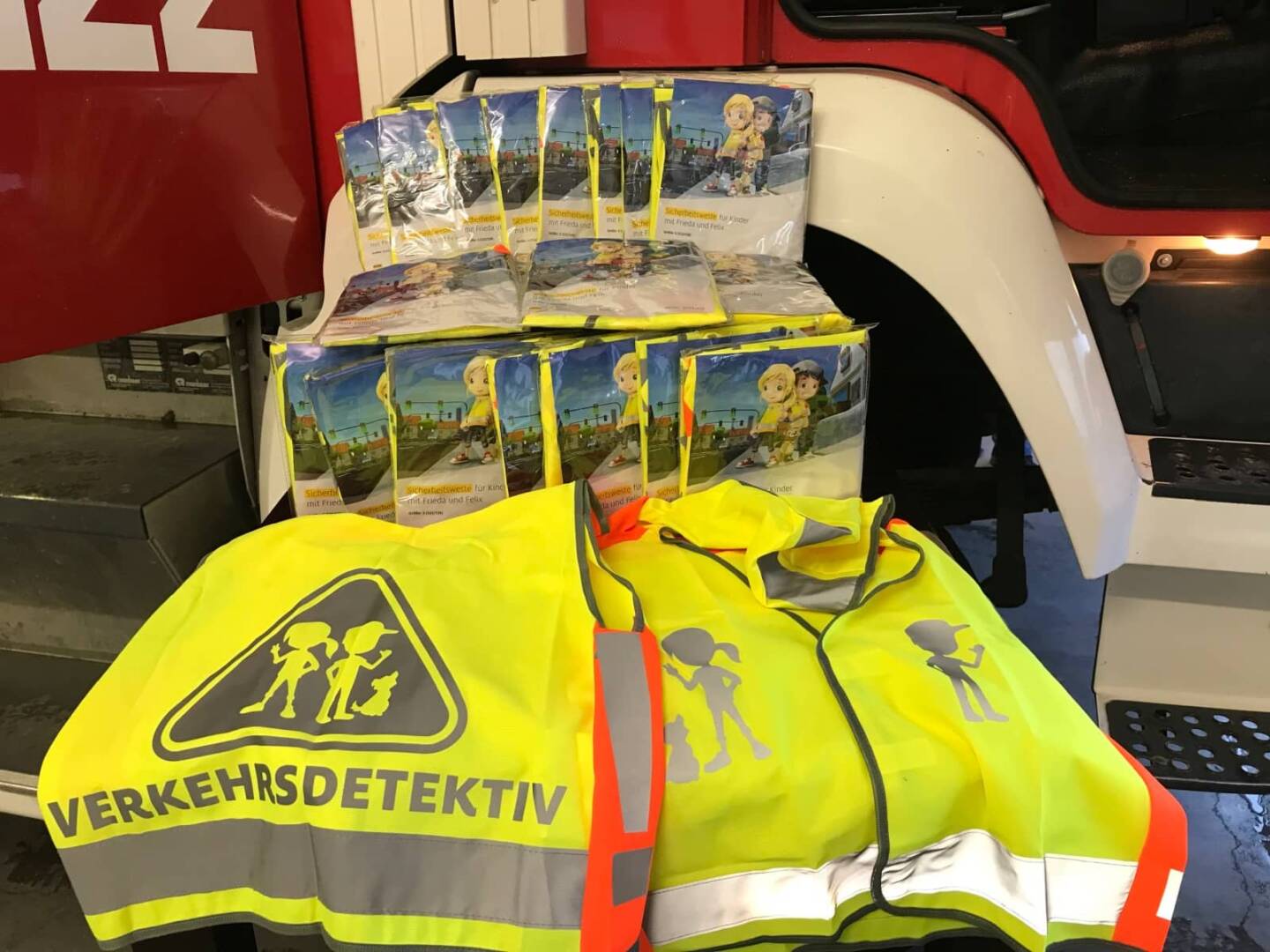 FF Weistrach: Warnwestenaktion für 27 Schulanfänger