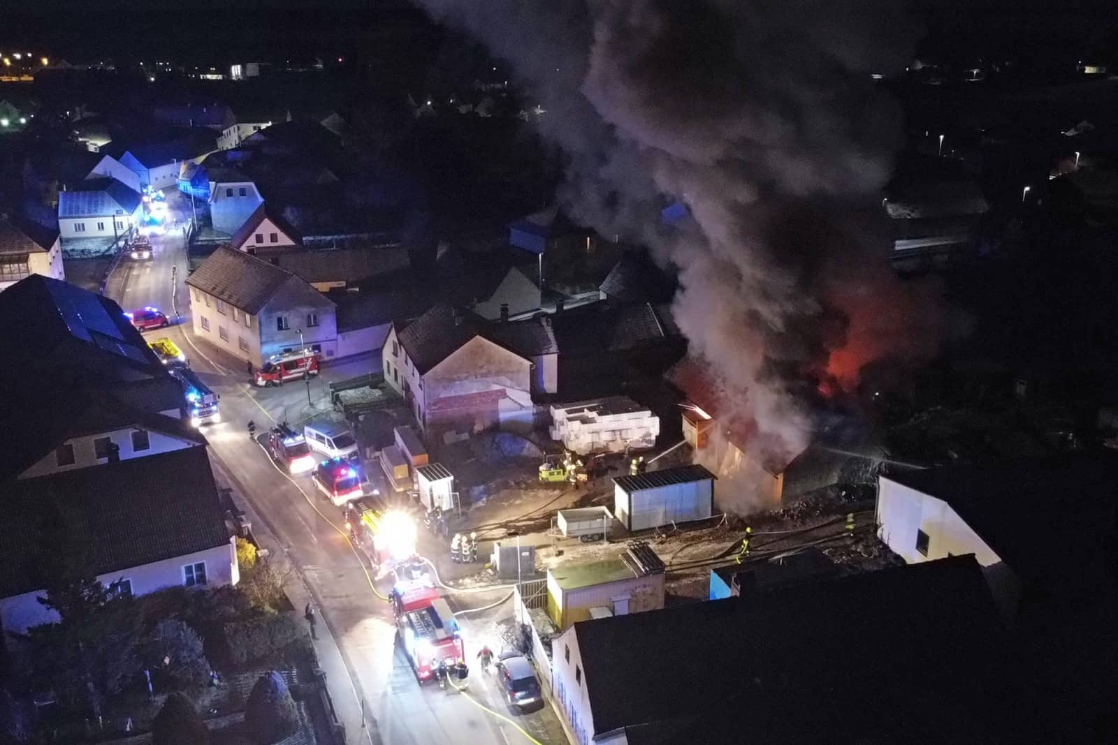 BFK Waidhofen/Thaya: Dachstuhlbrand fordert 90 Feuerwehrleute