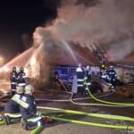 Dachstuhlbrand in Vitis fordert 90 Feuerwehrleute