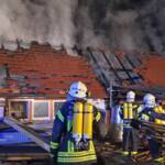 Dachstuhlbrand in Vitis fordert 90 Feuerwehrleute