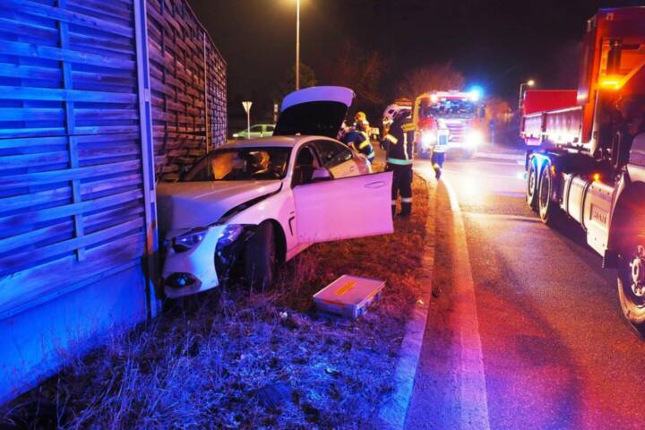 Pkw krachte in Lärmschutzwand