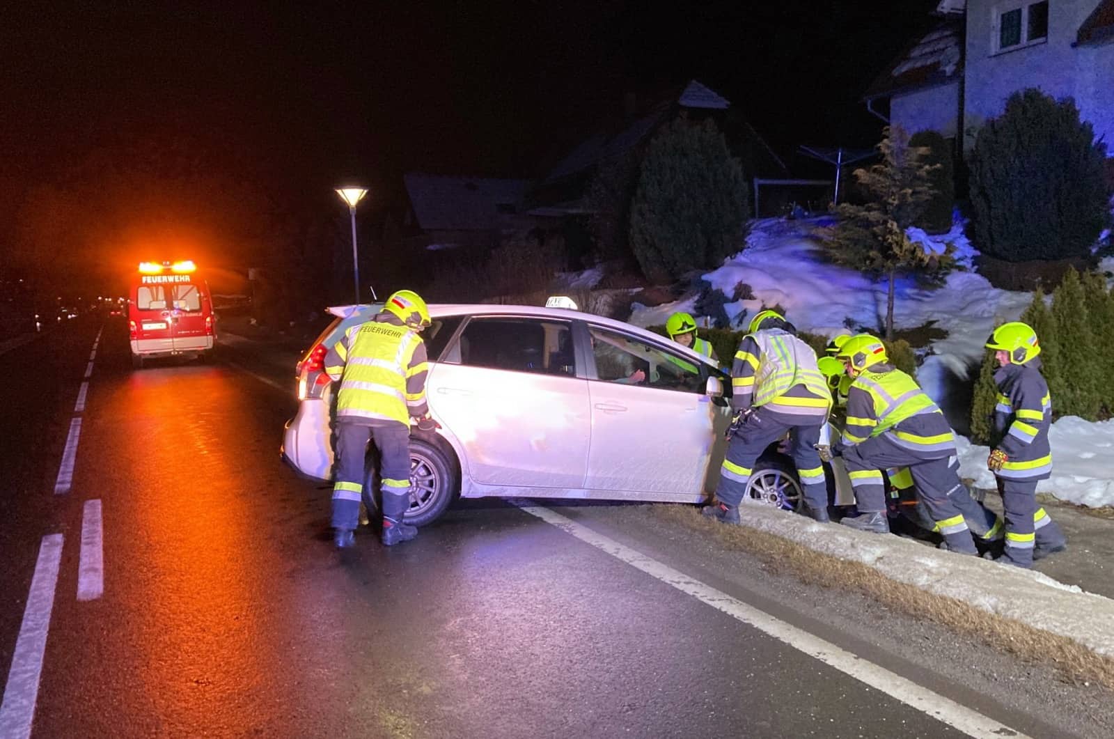 FF Kobenz: Fahrzeugbergung auf der L518