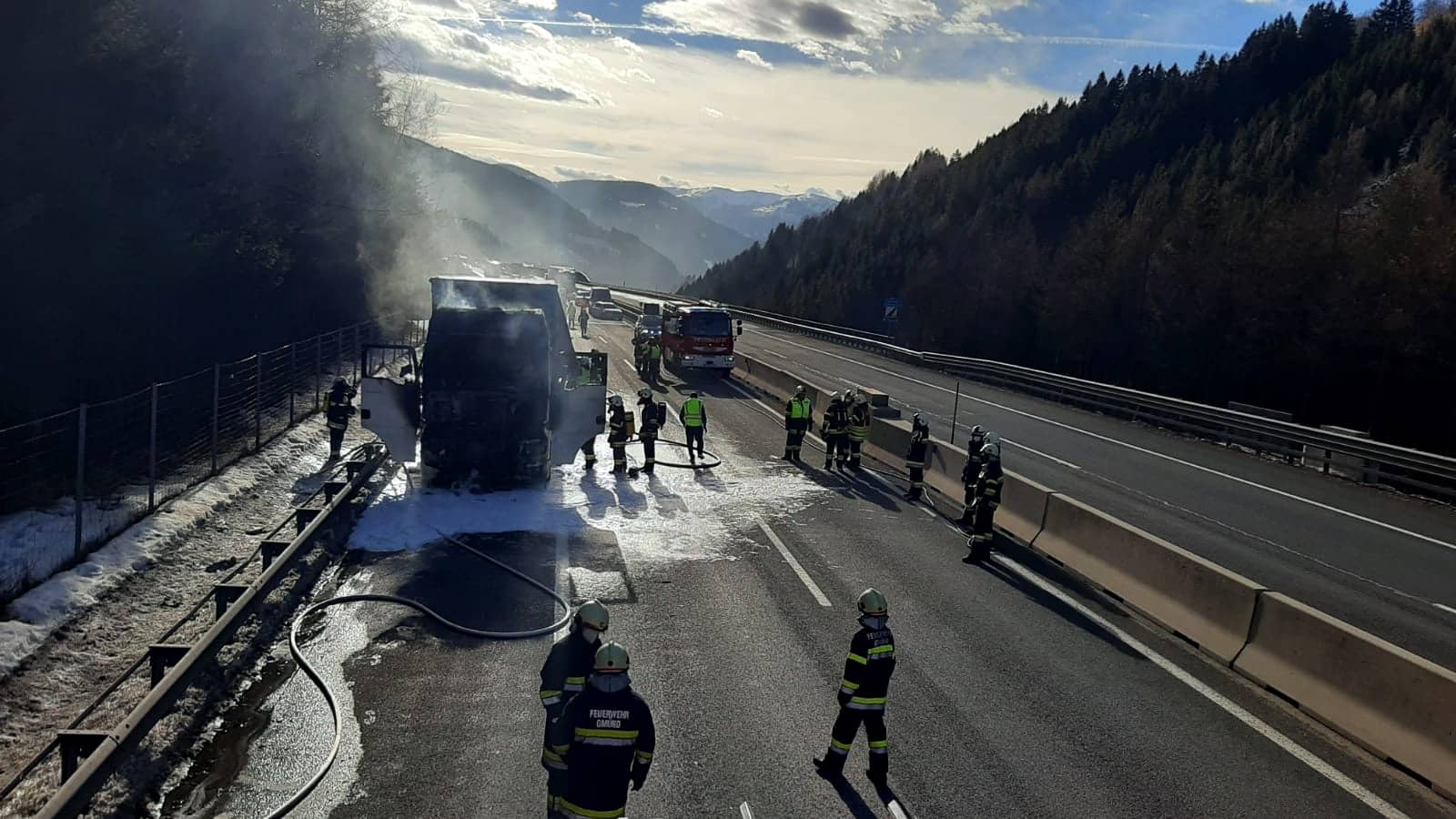 FF Gmünd: LKW in Vollbrand auf der A10 Tauernautobahn
