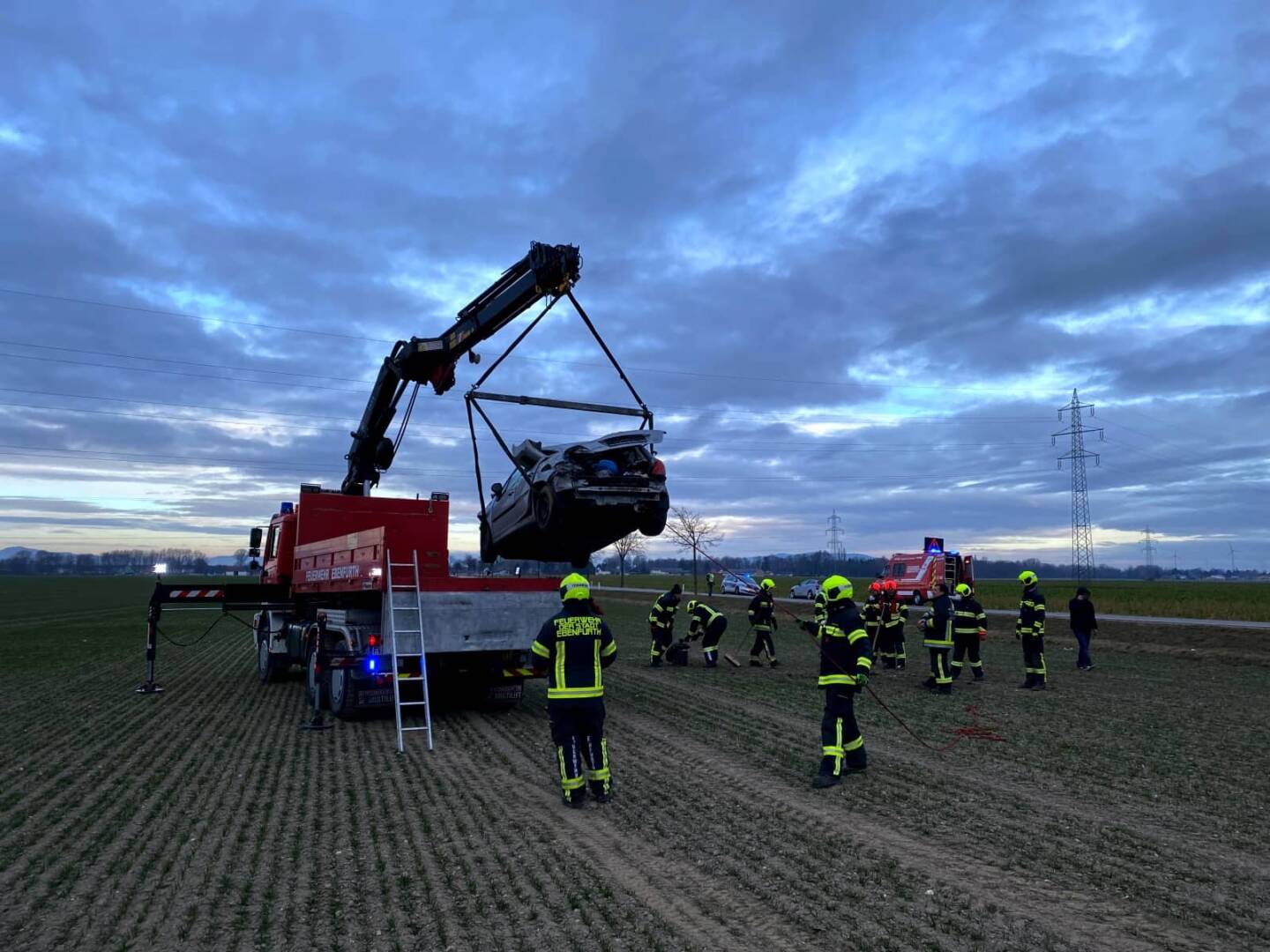 FF Ebenfurth: Verkehrsunfall – Fahrzeugüberschlag L159