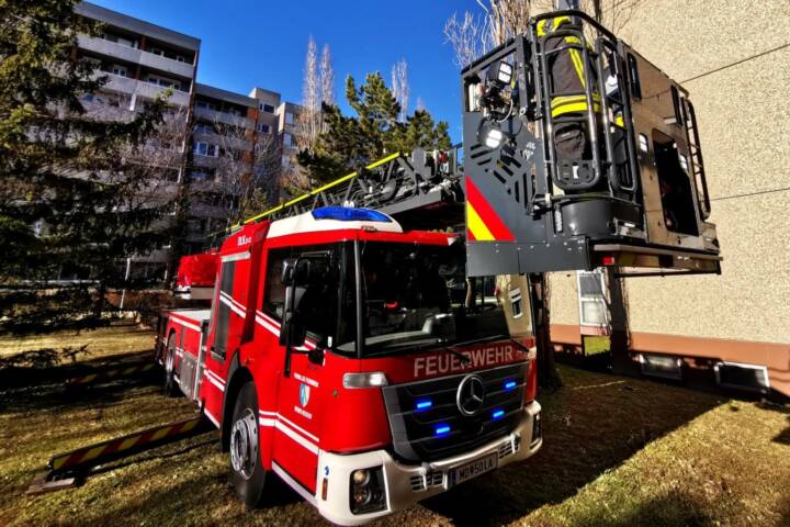 FF Wiener Neudorf: Personenrettung mit der Drehleiter