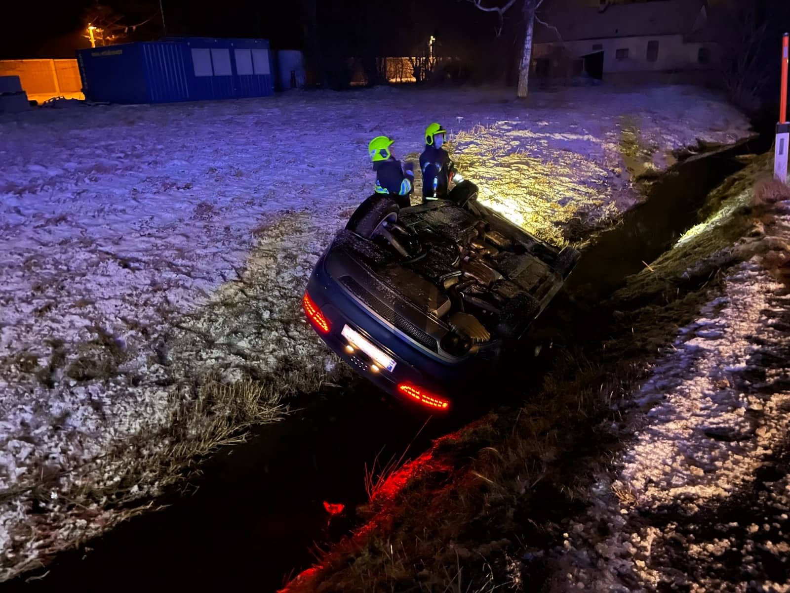 Bezirk Neunkirchen: Lenker landet am Dach in wasserführendem Überlauf