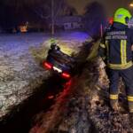 Lenker landet am Dach in wasserführendem Überlauf