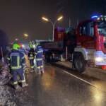 Lenker landet am Dach in wasserführendem Überlauf
