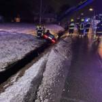Lenker landet am Dach in wasserführendem Überlauf