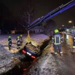 Lenker landet am Dach in wasserführendem Überlauf