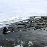 Pkw durch Eisfläche in Trabocher See gebrochen