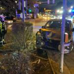 PKW beschädigt mehrere geparkte Fahrzeuge