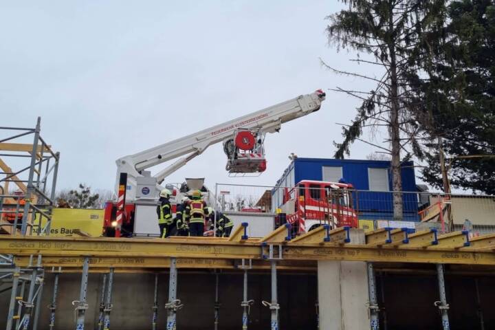 Abgestürzter Bauarbeiter – Feuerwehr unterstützt Rotes Kreuz