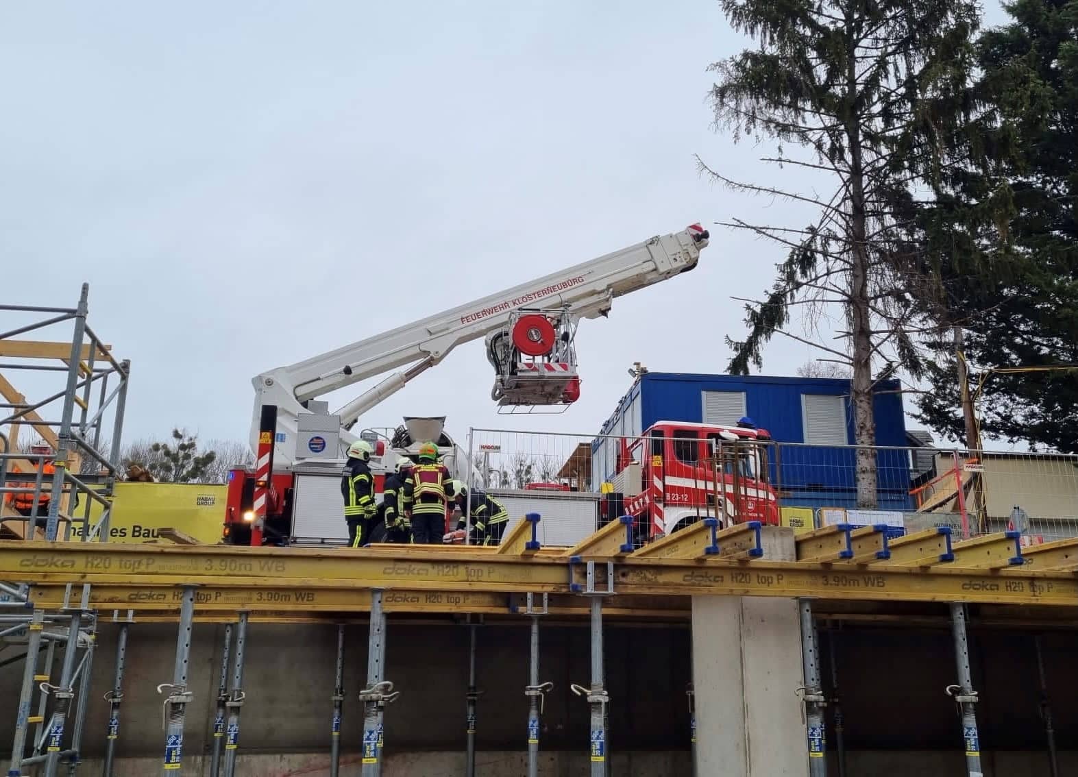 Abgestürzter Bauarbeiter – Feuerwehr unterstützt Rotes Kreuz