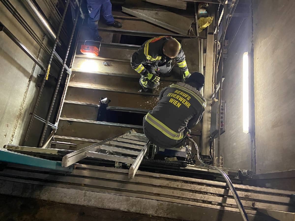 BF Wien: Befreiung aus Autolift in Wien – Hernals