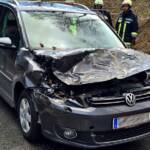 Sturmeinsätze - Baum stürzt auf fahrenden PKW