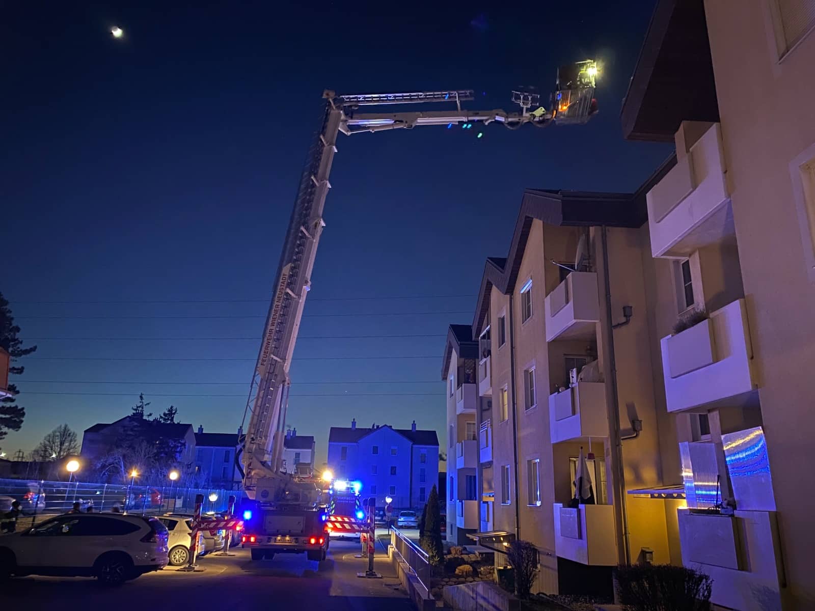 FF Ebenfurth: Teleskopmastbühne-Einsatz nach Sturmschaden