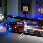 Lose Werbetafel unter Hochspannungsleitung