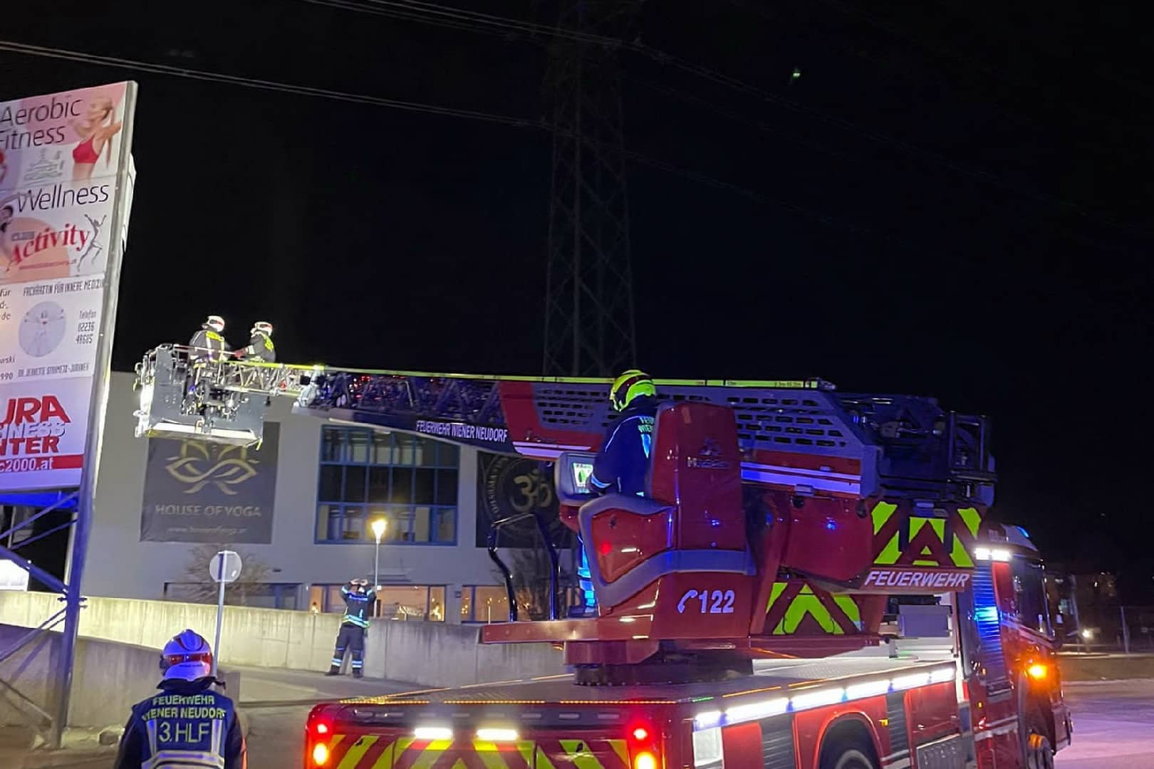 FF Wr. Neudorf: Lose Werbetafel unter Hochspannungsleitung