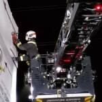 Lose Werbetafel unter Hochspannungsleitung