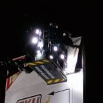 Lose Werbetafel unter Hochspannungsleitung