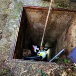 Rettung eines Mannes aus einem Schacht