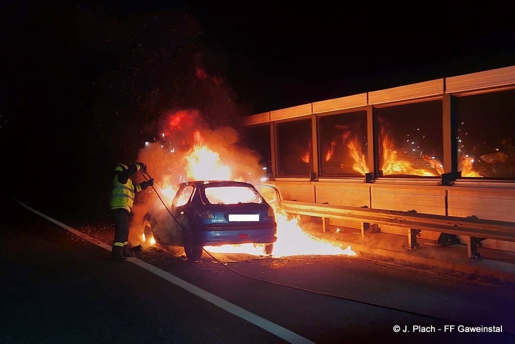 FF Gaweinstal: Fahrzeugbrand auf der A5 Nordautobahn