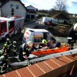 Person mit Schleifkorbtrage von Baustelle gerettet